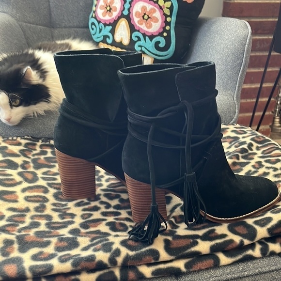 Aldo heeled Suede lace up boot size 8 1/2 .  Pristine condition.  Beautiful boot - Picture 4 of 6